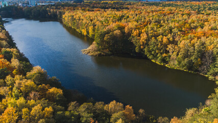 Beautiful autumn view of the forest areas and the lake. Gdańsk Stogi. - obrazy, fototapety, plakaty