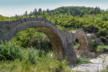 Fototapeta na wymiar Ponti in Pietra nel Parco Nazionale di Vikos-Aoos