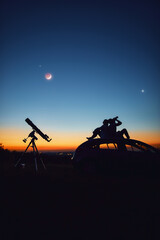 Obraz premium Couple stargazing together with a astronomical telescope.