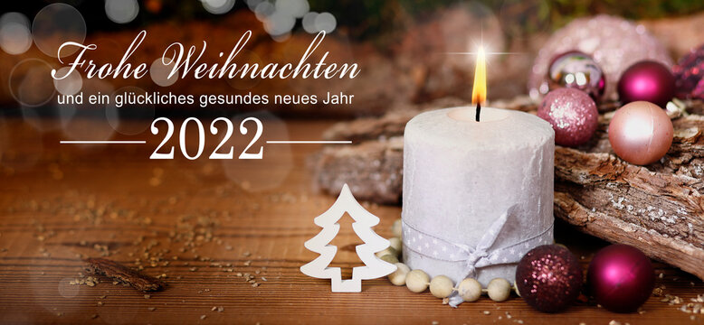 weihnachtskarte mit brennender adventskerze und text frohe weihnachten und ein glückliches gesundes neues Jahr 2022