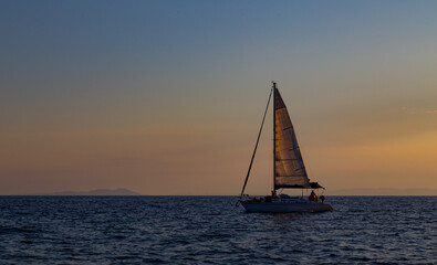 Barca a Vela al Tramonto