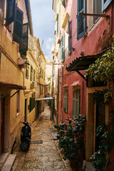 Obraz premium Corfu, Greece - 10.07.2021: View of the narrow streets of the historic Old Town of Corfu. High quality photo