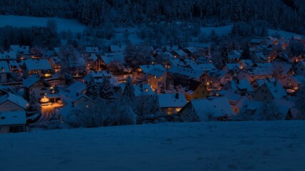 Winterliches Dorf bei Nacht