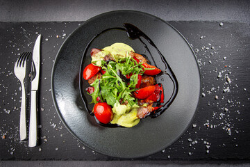Salad with Glazed meat, arugula, grilled bell pepper and tomatoes.