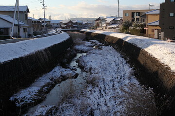 雪化粧した川