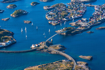 Luftbildaufnahme von Henningswaer auf den Lofoten