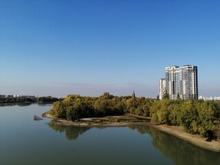 Naklejka premium apartment building against the background of the sky and the river. cityscape