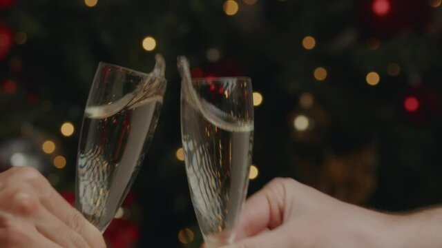 Cin Cin e brindisi bicchieri spumante a Natale
