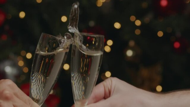 Cin Cin e brindisi bicchieri spumante a Natale