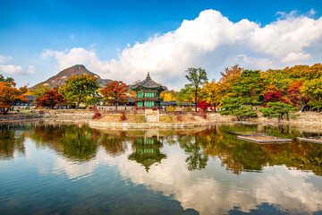 Fototapeta na wymiar Gyeongbokgung palace in autumn, Seoul South korea.