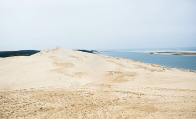 Paisaje de playa con mar.