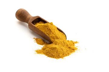 Curry powder in wooden scoop isolated on white background. Copy space - obrazy, fototapety, plakaty