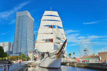 青空と横浜市みなとみらいの風景