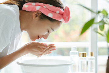 顔を洗う若い女性