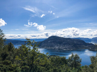 Fototapeta na wymiar lake and mountains in Norway 
