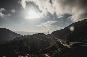 Montaña y cielo nublado