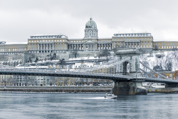 Fototapeta na wymiar the Buda castle and the Chain Bridge above the Danube river in Budapest, Hungary, in winter