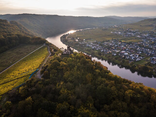 Kröv nad Mozelą z ruinami klasztoru, który wznosi się nad miastem w Niemczech , w Nadrenii- Palatynacie © slawjanek