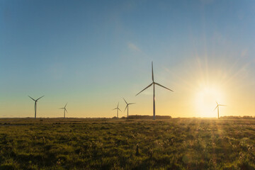 Fototapeta na wymiar Molinos de viento, energía eólica