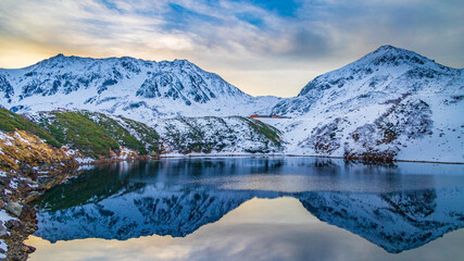 Fototapeta premium 冬の早朝 立山 室堂 みくりが池