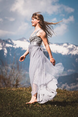 Fototapeta na wymiar Tanzendes Mädchen mit langem Kleid