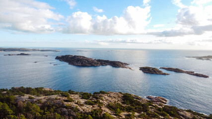 Viele kleine Inseln auf dem Meer in Norwegen
