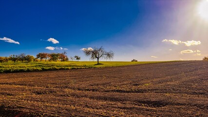 Nach der Ernte sind die Äcker gepflügt und für die Wintersaat vorbereitet