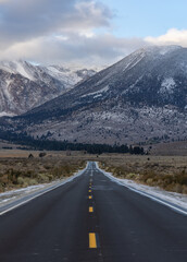 Naklejka premium Highway leading towards the Eastern Sierras in California