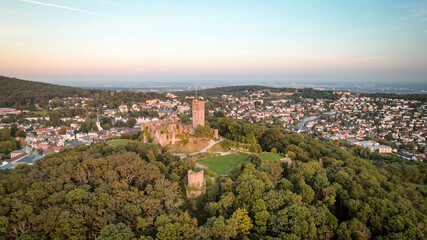 Obraz premium Aerial view over castle Königstein am Taunus to skyline of Frankfurt Main at horizon at sundown