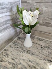 Un petit pot de faux fleurs posé dans les toilettes d'un grand hôtel ou demeure de luxe