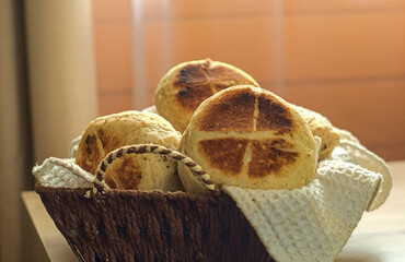 Pan amasado casero, hecho en casa, caliente pan de casa en panadero - obrazy, fototapety, plakaty