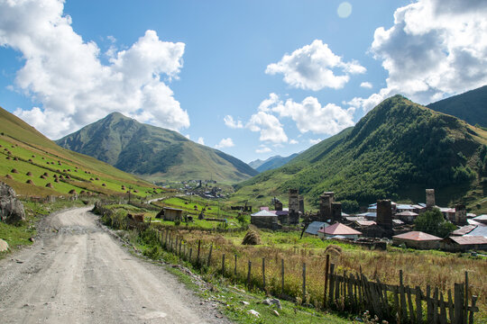 Der Ort Uschguli in Georgien mit seinen weltbekannten Wehrt&uuml;rmen und rundherum fantastischer Aussicht (Weltkulturerbe)