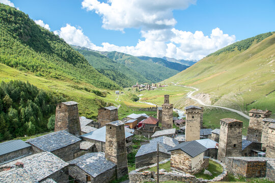 Der Ort Uschguli in Georgien mit seinen weltbekannten Wehrt&uuml;rmen und rundherum fantastischer Aussicht (Weltkulturerbe)
