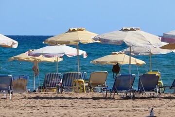 Strand mit Sonnenschirmen und Strandliegen