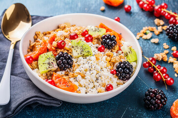 Cottage cheese with granola, berries