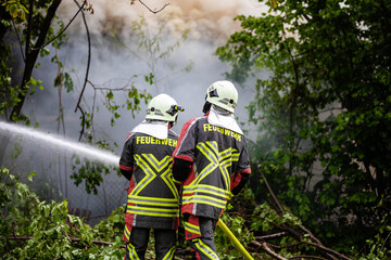Feuerwehrleute löschen Brand