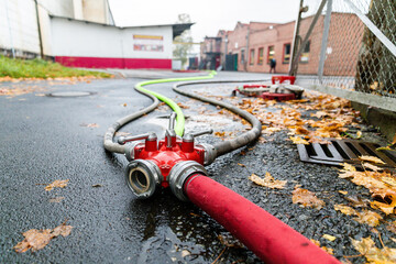 Verteiler mit Schlauchleitungen Feuerwehr