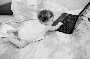 Naklejka premium child with laptop