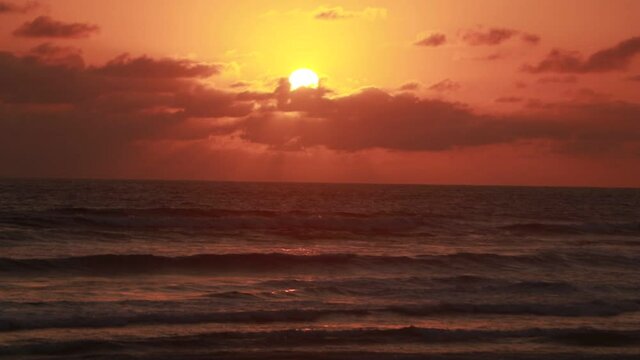 Una puesta de sol, mar y arena