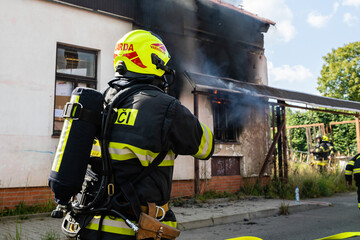 Feuerwehrleute löschen Hausbrand