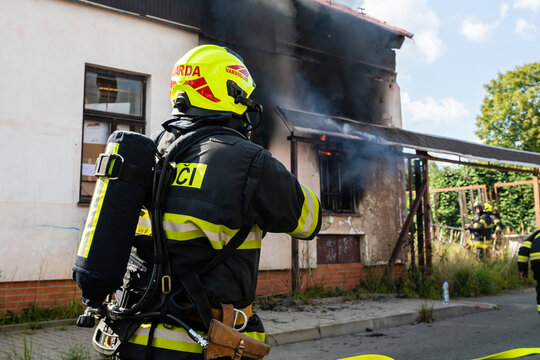 Feuerwehrleute l&ouml;schen Hausbrand