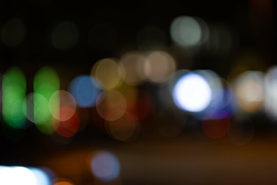 lumi&egrave;res de nuit en bokeh sur fond noir