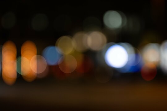 lumi&egrave;res de ville en bokeh tr&egrave;s flou