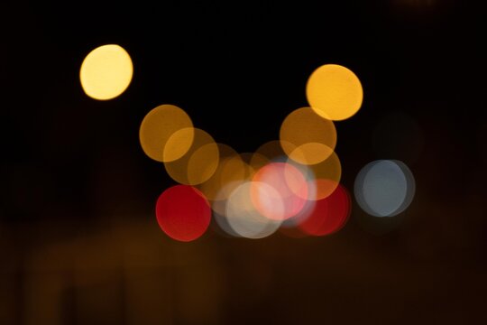 ronds de lumi&egrave;re de ville la nuit en bokeh 