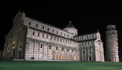 Fototapeta na wymiar the tower of Pisa and the Baptistery at night