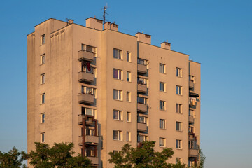 Fototapeta Blok, wieżowiec, budynek mieszkalny na tle nieba.  obraz