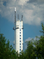 wieża z nadajnikami GSM wyglądająca jak rakieta kosmiczna - obrazy, fototapety, plakaty
