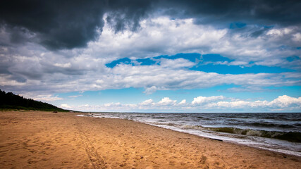 Fototapeta na wymiar Plaża w pochmurny dzień nad morzem