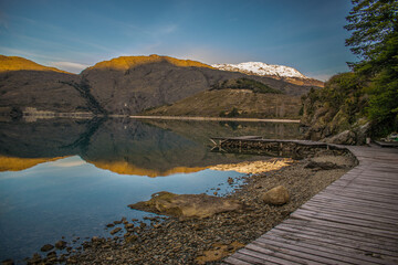 Vista de muelle, Lago General Carrera, Patagonia Chilena, Región de Aisén - obrazy, fototapety, plakaty