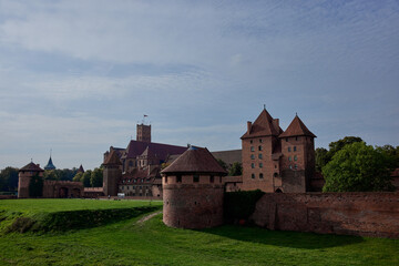 Marienburg in Polen bei strahlend blauem Himmel